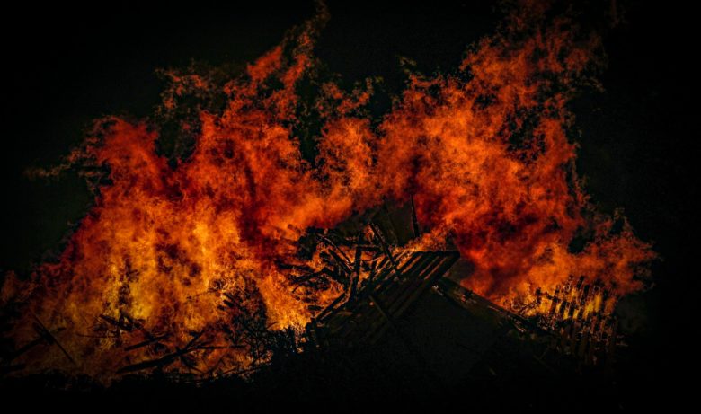 Амазонка горит рядом с жилыми домами